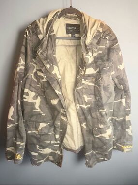 Forever 21 women’s Camouflage Hooded Jacket. Size 3XL